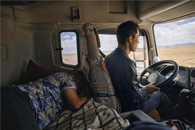 “青藏线只要敢来,就能赚钱”,道路的艰险,让卡车司机望而却步的同时,也使运价水涨船高