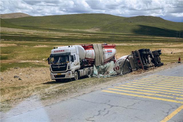 “青藏线只要敢来,就能赚钱”,道路的艰险,让卡车司机望而却步的同时,也使运价水涨船高
