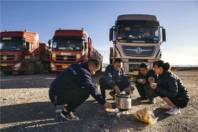 “青藏线只要敢来,就能赚钱”,道路的艰险,让卡车司机望而却步的同时,也使运价水涨船高