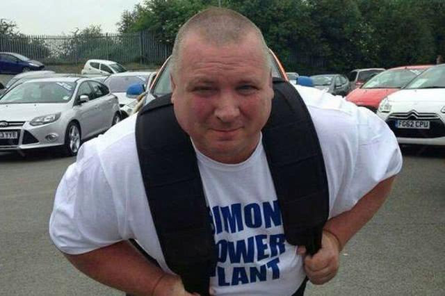 英国大力士正准备拉一辆19吨消防车时死亡,曾单手拉动13吨卡车